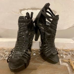 Beautiful Trendy shoe by Pour La Victoire